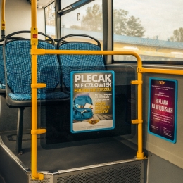 Reklama plakatowa wewnątrz autobusu